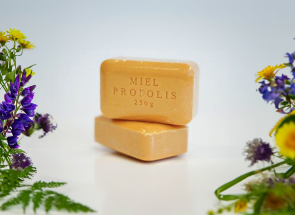 Plantaardige zeep met propolis en honing Plantaardige zeep met propolis en honing